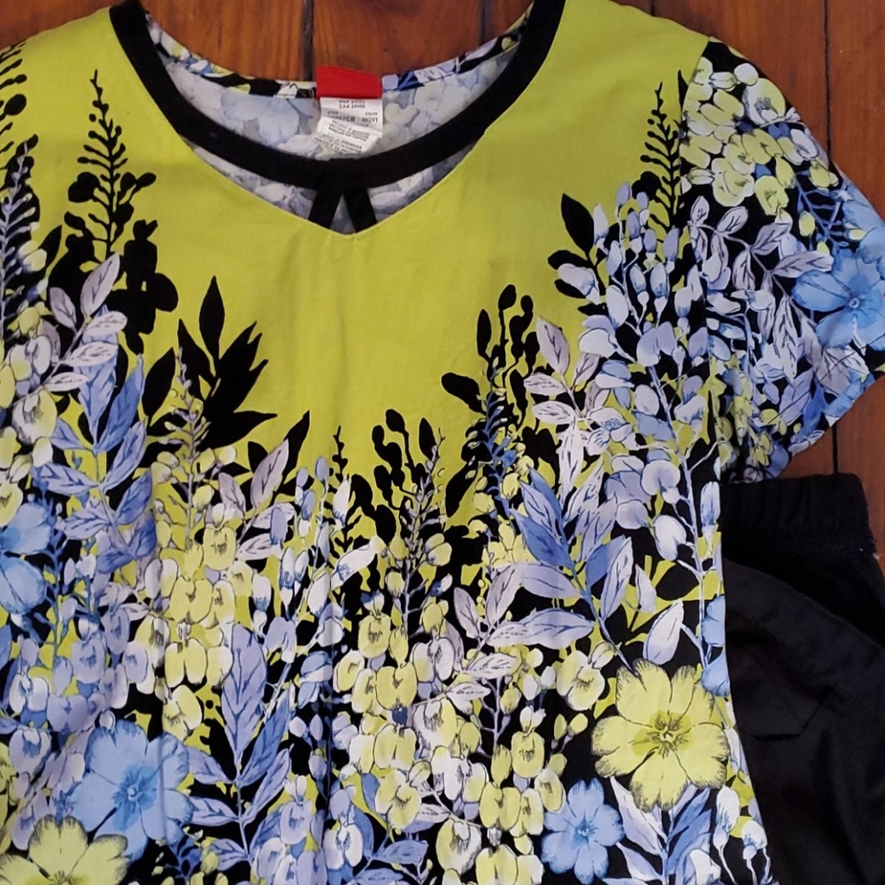 Dickies floral scrub top - Picture 2 of 3